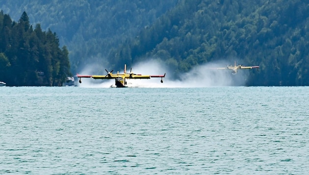 The Canadair firefighting aircraft in action at Lake Weissensee in 2022. (Bild: EVELYN HRONEK)