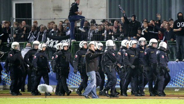 Die Polizei war beim Cup-Duell 2014 zwischen Austria Salzburg und Sturm Graz gefordert. (Bild: ANDREAS TRÖSTER)