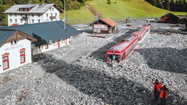 Mit der dritten Mure vom immer wieder freigelegten Breuergraben ist der Bahnhof Krimml/Wald im August 2021 beinahe komplett verschüttet worden. Freiwillige Helfer und das Bundesheer räumten über Wochen auf - heute ist fast wieder der alte Zustand hergestellt. (Bild: EXPA Pictures. Alle Rechte vorbehalten. // EXPA Pictures. All rigths reserved.)