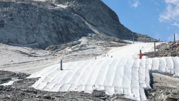 40 hectáreas de superficie glaciar están cubiertas para protegerse del sol implacable.  (Imagen: Birbaumer Christof)