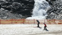 Tosendes Wasser begleitet die Skiläufer nahe des Tuxer Fernerhauses auf 2660 Meter Seehöhe. (Bild: Birbaumer Christof)