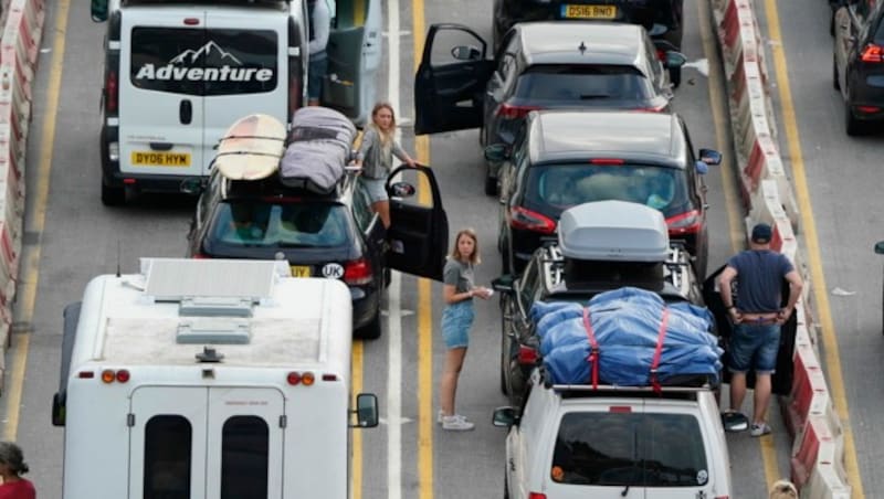 In England und Wales haben die Schulferien begonnen - das sorgte für lange Wartezeiten. (Bild: PA)