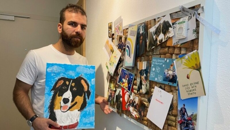 Seine 13-jährige Cousine malte ein Bild von „Aris“, an der Wand hängen Genesungswünsche. (Bild: ZOOM.TIROL)