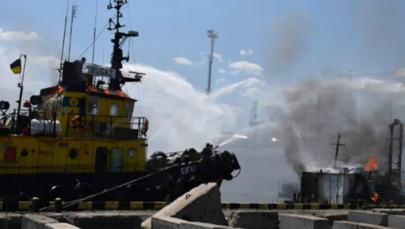 Zahlreiche Einsatzkräfte kämpften nach dem Angriff gegen die Flammen. (Bild: Odesa City Hall Press Office)