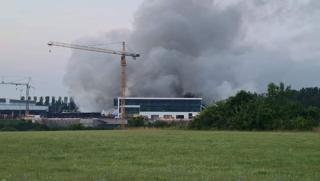 Auch mehrere Stunden nach Ausbruch des Brandes stieg noch dichter Rauch aus dem Firmenareal auf. (Bild: privat)