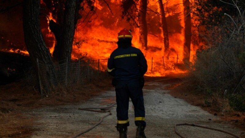 Ein Feuerwehrmann vor einem Waldbrand in der Nähe des Badeorts Vatera auf der Insel Lesbos (Bild: Associated Press)