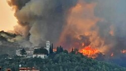 Beängstigend: Diese Feuerwalze gefährdet den slowenischen Karst, wo viele Brandherde wüten und Dörfer bedrohen. (Bild: Mavricij Franceškin)