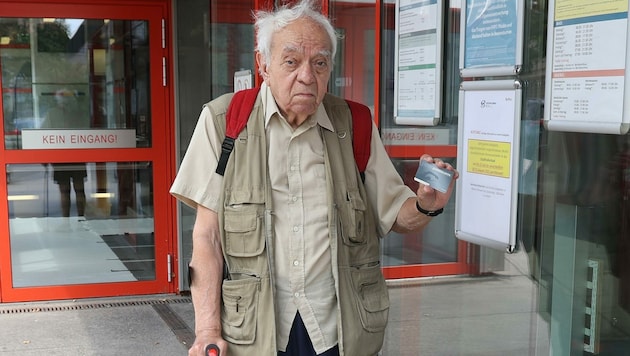 Enttäuscht steht der Pensionist Peter H. (82) vor dem Stadthallenbad, denn dieses ist jetzt in der Sommerpause. (Bild: Zwefo)