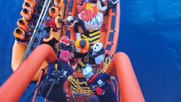Das Rettungsschiff „Ocean Viking“ brachte ebenfalls Migranten in Sicherheit. (Bild: Twitter.com/SOSMedIntl)