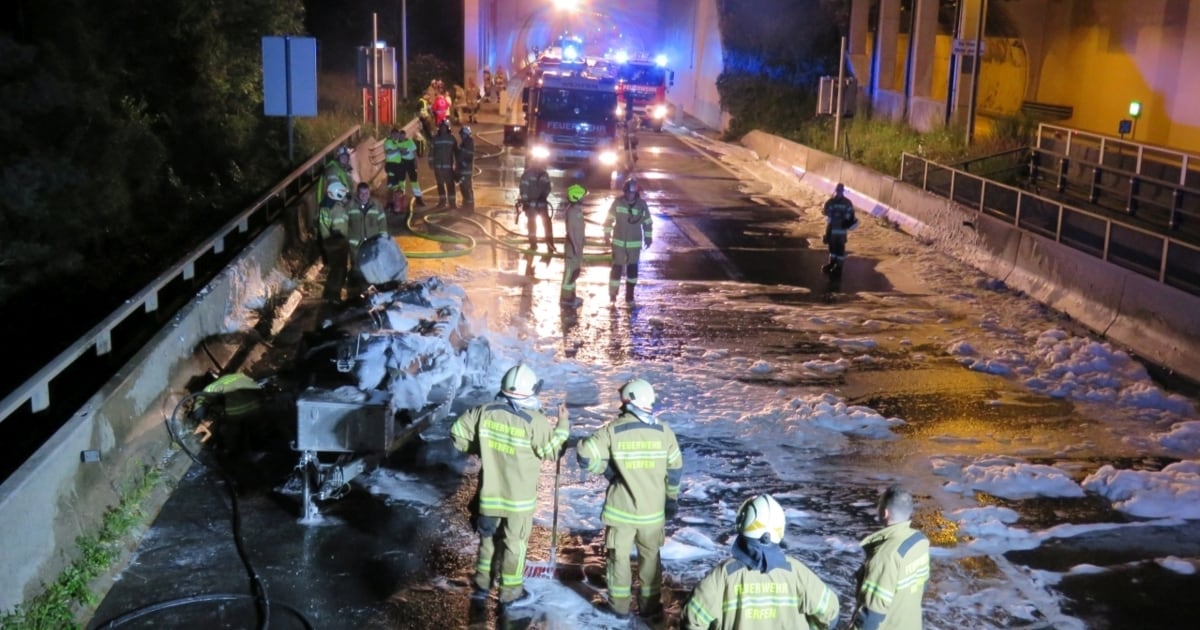 At the Brentenbergtunnel – trailer with boats burned down on the ...