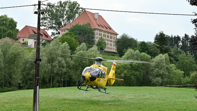 Mit dem Hubschrauber wurde der Gestürzte von Farrach nach Graz geflogen. (Bild: GROEBL INGOMAR)