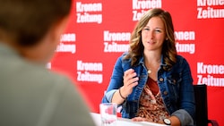 Jugendstaatssekretärin Claudia Plakolm im Gespräch mit „Krone“-Redakteur Nikolaus Frings (Bild: Imre Antal)