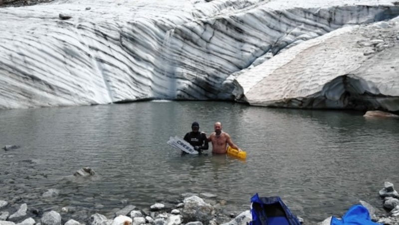 Baden am Gletscher? Die Umweltschützer Köberl und Redl warnen vor dem Gletschersterben. (Bild: zVg)