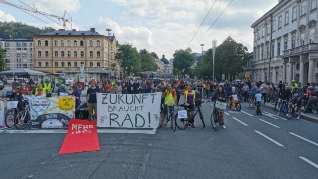 Zu oft enden Fahrradstraßen und -wege noch in Engstellen. Diese Lücken sollen laufend beseitigt werden. Immer wieder kommt es in Salzburg zu Demonstrationen, bei denen der schnellere Ausbau der heimischen Radnetze gefordert wird. (Bild: zVg)