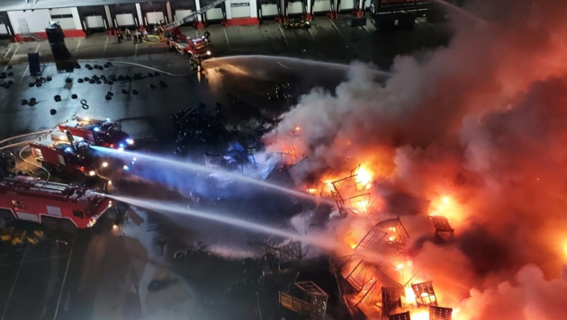 Beeindruckende Bilder aus der deutschen Gemeinde Gammertingen, wo es auf dem Areal eines Reifengroßhändlers zu einem Großbrand kam. (Bild: Feuerwehr Burladingen)