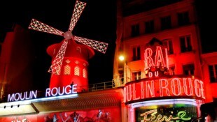 Für viele ein Fixpunkt bei einem Paris-Besuch – nun steht die Windmühle des Moulin Rouge jedoch ohne Rad da. (Bild: stock.adobe.com/ Dinadesign)