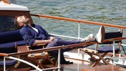 Während Wirbelwind Jennifer Lopez sogar im Honeymoon in Paris arbeitet, macht Papa Ben Affleck beim Bootsausflug mit den Kindern auf der Seine erschöpft ein Nickerchen. (Bild: www.viennareport.at)