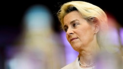 EU-Kommissionschefin Ursula von der Leyen kündigt eine Notfallmaßnahme an. (Bild: AP)