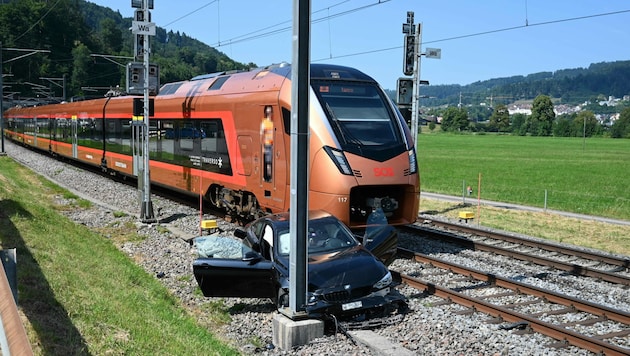 Die Zugsgarnitur des „Voralpen-Express“ erwischten den auf den Schienen liegenden BMW trotz Notbremsung." (Bild: Kapo St. Gallen)