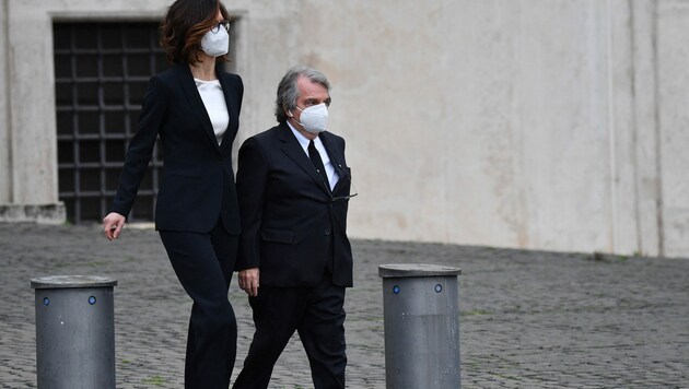 Der italienische Minister für öffentliche Verwaltung Renato Brunetta und seine Minister-Kollegin Maria Stella Gelmini (Bild: AFP)