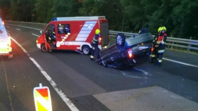 Der Pkw hatte sich überschlagen und blieb am Dach liegen (Bild: Feuerwehr Bad St. Leonhard)