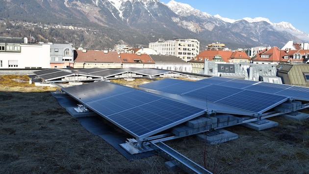 Im Februar wurde die Fotovoltaik-Anlage auf dem Landhaus 2 in Innsbruck errichtet. Die Gesamtleistung umfasst rund 145 Kilowatt-Peak. (Bild: Land Tirol/Brandhuber)