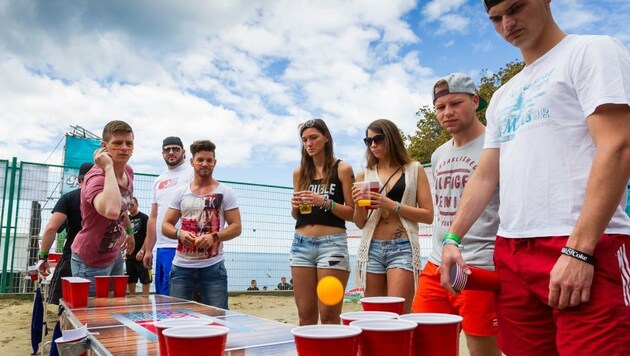 Neben Bier-Pong (Foto) gehört auch Flunkyball zu einem beliebten Trinkspiel auf vielen Partys. (Bild: Martin Steiger)