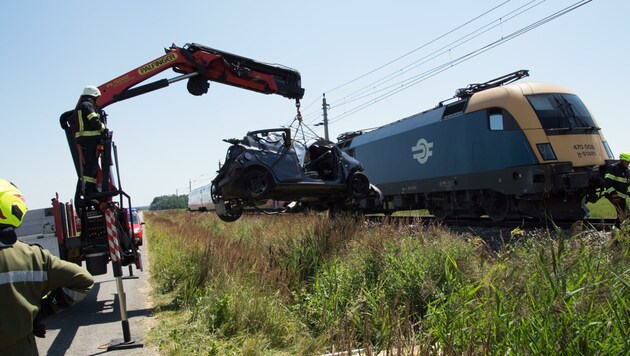 Die Lenkerin dieses Pkw starb bei der Kollision mit dem Zug. (Bild: FF AFK Schrems)
