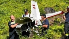 Das Wrack des Flugzeuges wird geborgen. (Bild: FF St. Lorenzen am Wechsel)