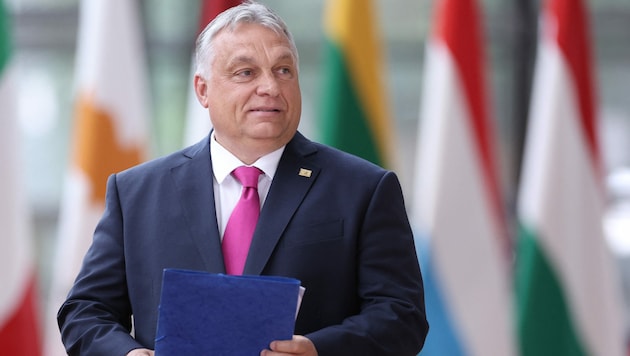 Orban wettert gegen die EU-Sanktionen - mit einer „Befragung“ möchte er jetzt weiter Druck auf Brüssel machen. (Bild: AFP)