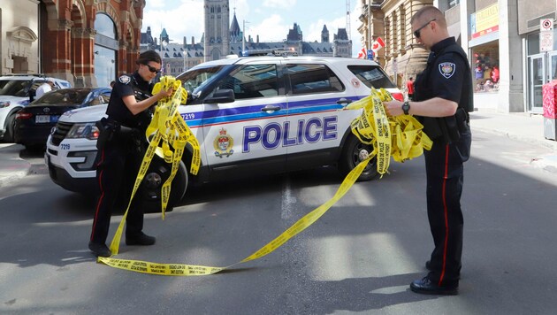 Kanadische Polizisten bei der Sicherung eines Tatorts. (Bild: AP)