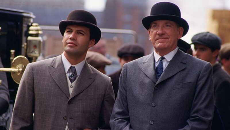 David Warner (re.) als Spicer Lovejoy mit Billy Zane alias Caldon Hockley in „Titanic“ (Bild: Paramount Pictures)