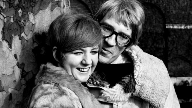 David Warner mit der Popsängerin Cilla Black im Jahr 1967 (Bild: AP)