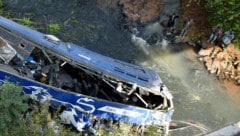 Ende Jänner waren bei einem Busunglück 19 Menschen ums Leben gekommen. (Bild: AP (Symbolbild))