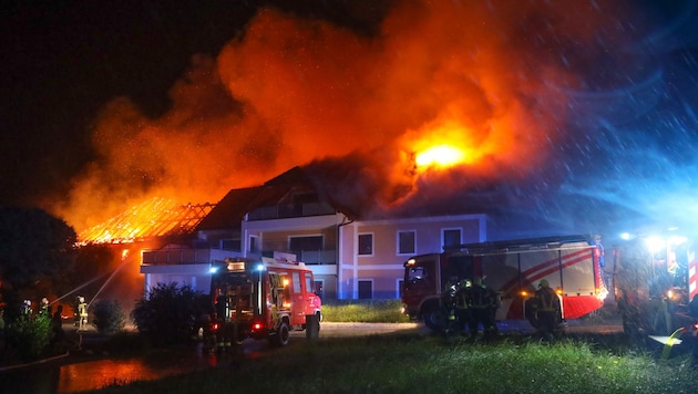 Der Bauernhof in Stroheim wurde durch Blitzschlag in Brand gesetzt. 17 Feuerwehren waren im Löscheinsatz. (Bild: laumat.at/Matthias Lauber)