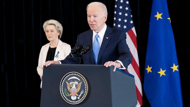 Der US-Präsident Joe Biden und die Präsidentin der Europäischen Kommission Ursula von der Leyen (Bild: APA/AFP/Brendan Smialowski)