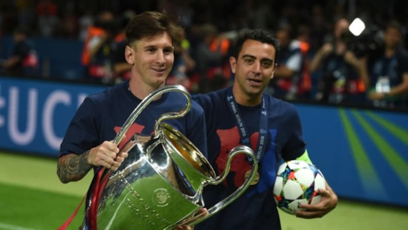 Lionel Messi (l.), Xavi (r.) 2015 (Bild: AFP)