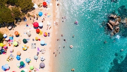 Die Costa Smeralda auf Sardinien - Italien gehört zu den beliebtesten Urlaubsdestinationen der Österreicher. (Bild: Travel Wild - stock.adobe.com)