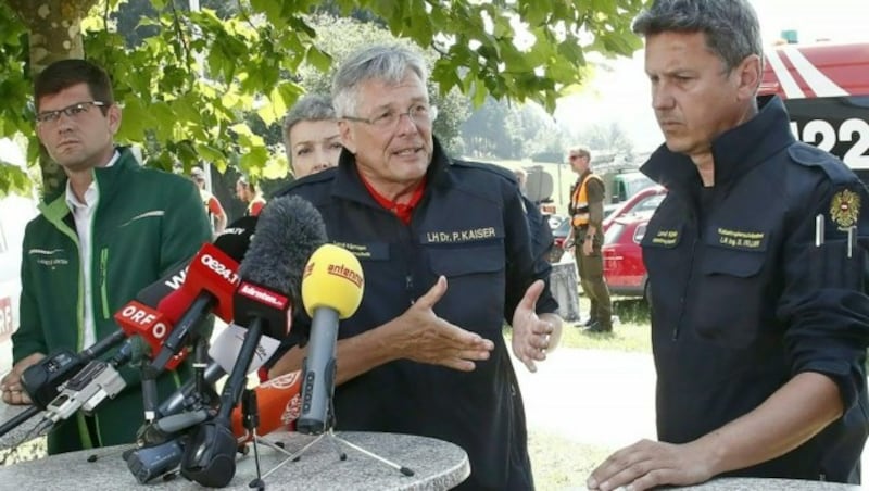 Landesrat Fellner (re.) bei einer Pressekonferenz zum Unwetter in Treffen mit Landeshauptmann Kaiser (Bild: APA/Gert Eggenberger)