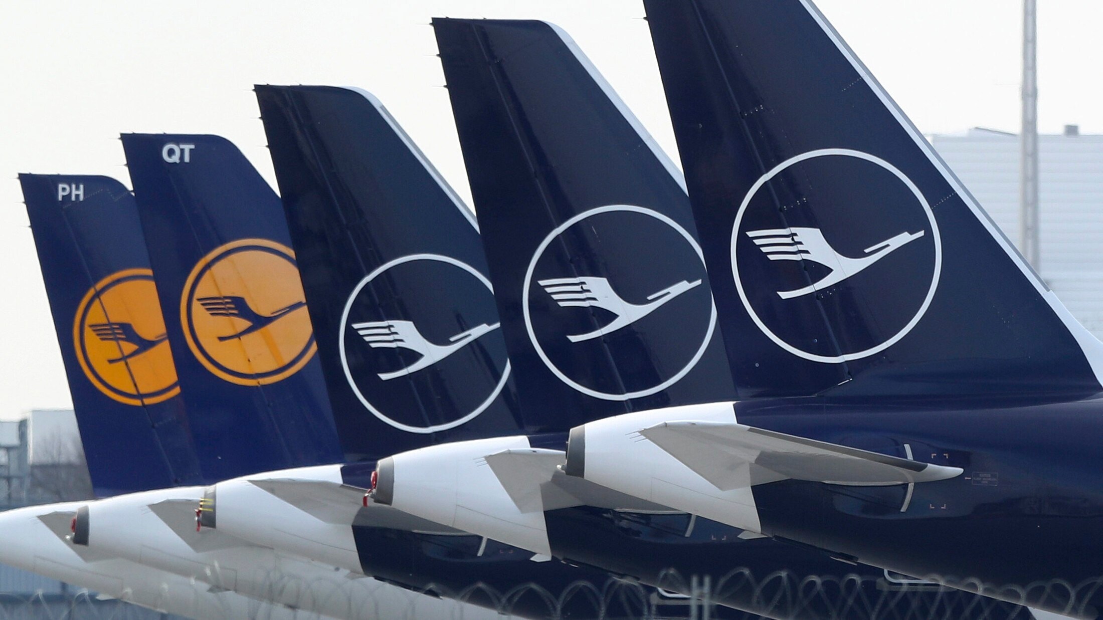 Maschinen Am Boden - Streiks: Lufthansa Streicht Fast Ganzes Programm ...