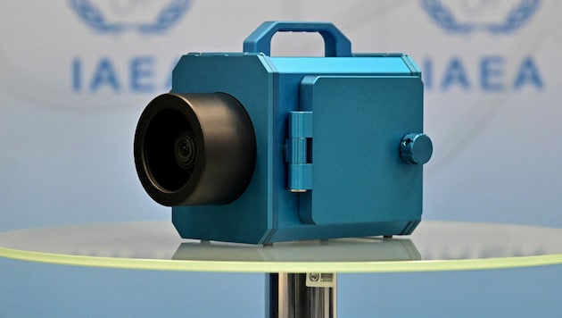 IAEA-Kameras (Bild) zur Überwachung seines Atomprogramms hat der Iran nun eingesammelt und versiegelt. (Bild: APA/AFP/Joe Klamar)