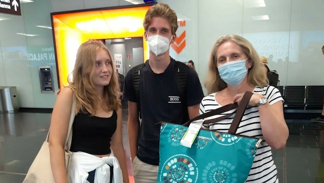 Nach ihrer Rückkehr in Wien ist Familie M. (Mama Eva mit den Kids Alisa und Nicolas) nur eine Kühltasche und ein Trolley geblieben (Bild: zVg)