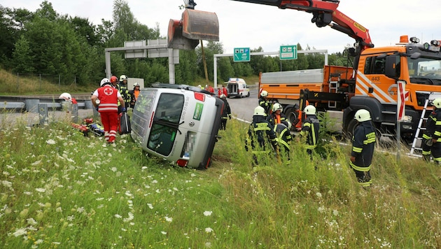 Das Auto kippte zur Seite, neun Personen wurden verletzt. (Bild: Matthias Lauber)