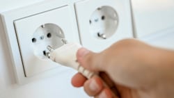 Stecker ziehen statt Standby-Modus hilft beim Stromsparen im Haushalt. (Bild: Markus Wenzel)