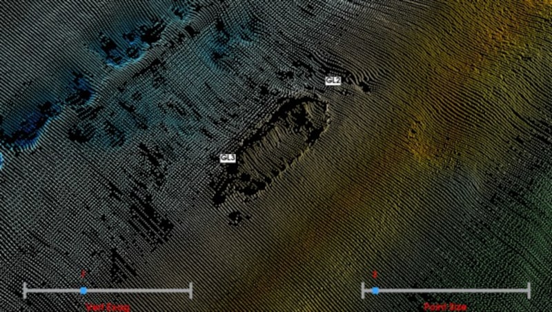 Die Fächerlotpeilung zeigt die Lage des Schiffswracks am Rand der Fahrrinne der Trave.
 
 , (Bild: © Wasser- und Schifffahrtsamt Ostsee)