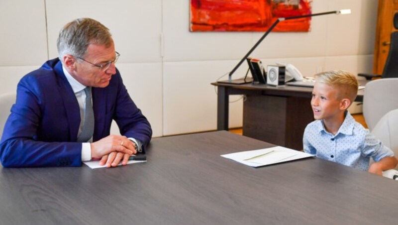 Landeshauptmann Thomas Stelzer bedankte sich persönlich bei Daris. (Bild: Harald Dostal)