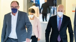 Gesundheitsminister Rauch, Chief Medical Officer Reich und Arbeitsminister Kocher (Bild: APA/Georg Hochmuth)