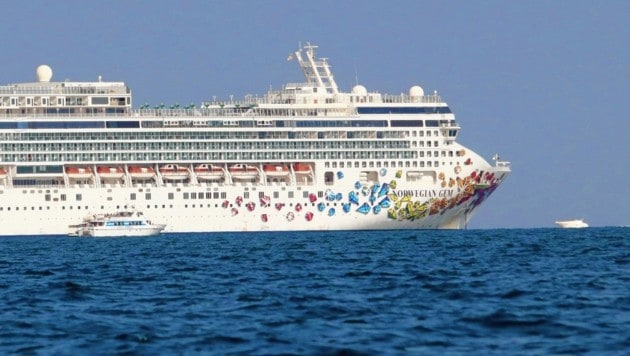 Die Norwegian Gem ankerte am 23. Juli in der Bucht von Venedig - obwohl dies eigentlich verboten ist. 1500 Passagiere wurden von dem 300 Meter langen Ozeanriesen per Motorboot auf den Markusplatz gebracht. (Bild: EPA)