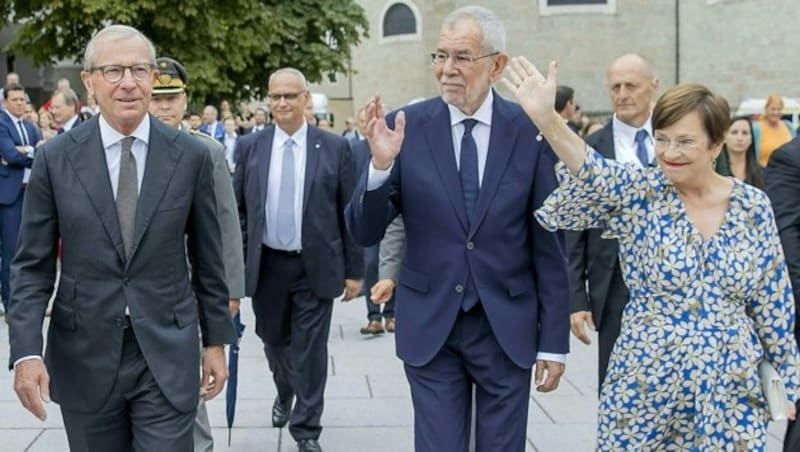 Bundespräsident Alexander Van der Bellen mit Ehefrau Doris Schmidauer und Salzburgs Landeshauptmann Wilfried Haslauer (Bild: APA/FRANZ NEUMAYR)