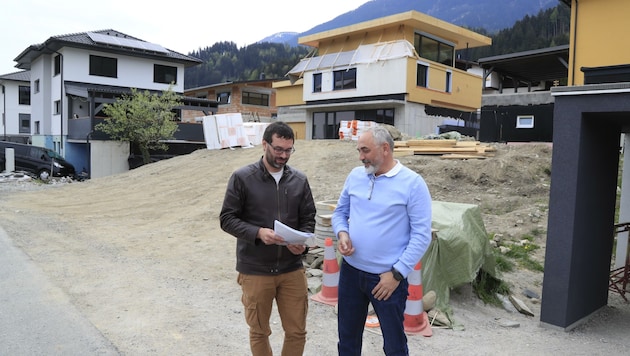 Mario Greil und Vater Robert vor dem Grundstück, um das seit 2019 gestritten wird. (Bild: Birbaumer Christof)